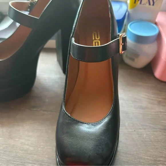 X2B Black faux leather Mary Jane platform heels with gold clasp - Picture 2 of 7